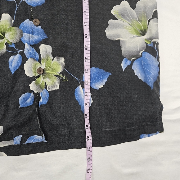 Tommy Bahama Small 100% Silk  Floral Pattern button-up shirt - Picture 6 of 10